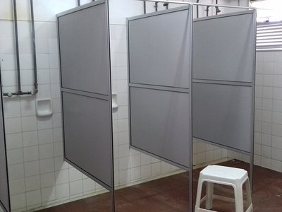 Baños con duchas, separadores individuales