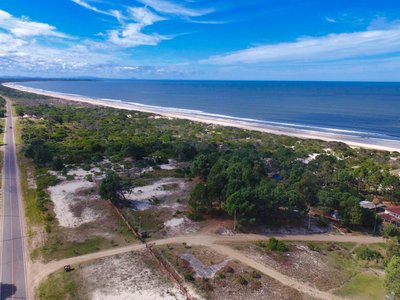 Vista en drone de camping y el oceano