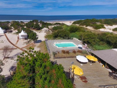 Vista en drone de glamping y quinchado