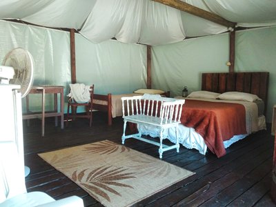 Glamping - Interior carpa, cama doble y camas individuales