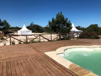Glamping - Vista desde deck y piscina
