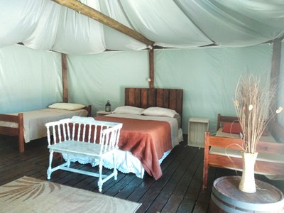 Glamping - Interior carpa, cama doble y camas individuales